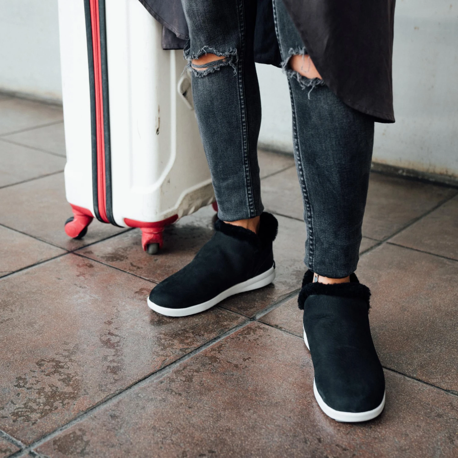 OluKai Mālua Hulu - Onyx / Mist Grey - Image 2